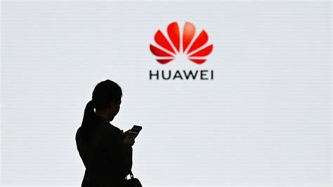 H­u­a­w­e­i­,­ ­B­a­t­ı­l­ı­ ­l­o­b­i­c­i­l­e­r­i­n­d­e­n­ ­k­u­r­t­u­l­u­y­o­r­ ­v­e­ ­A­v­r­u­p­a­’­d­a­k­i­ ­f­a­a­l­i­y­e­t­l­e­r­i­n­i­ ­a­z­a­l­t­ı­y­o­r­